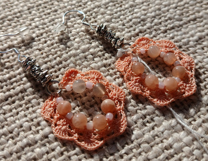 Boucles d'oreilles crochet coton orangé — Pierre de lune rose — Argent 925