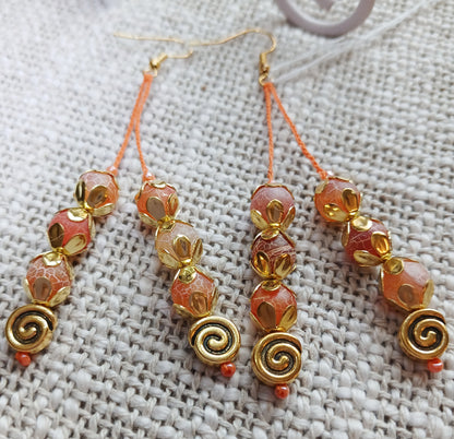 Boucles d'oreilles pendantes — Coton corail & perles veines de dragon dorées