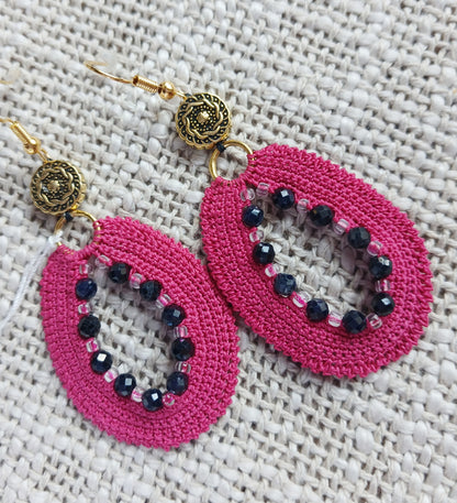 Boucles d'oreilles médaillon — Crochet rose fuchsia, saphir & doré ciselé