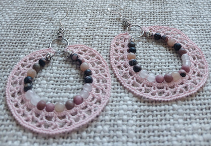 Boucles d'oreilles créoles rhodonite, quartz rose & pierre de lune