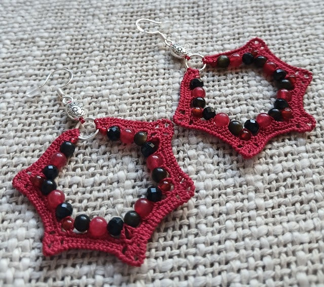 Étoiles Crochet Rouge Carmin – Tourmaline, Obsidienne Dorée, Agate & Cornaline