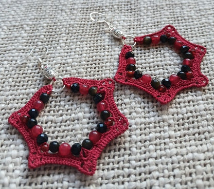 Étoiles Crochet Rouge Carmin – Tourmaline, Obsidienne Dorée, Agate & Cornaline