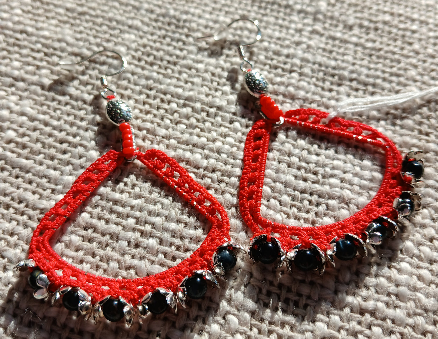 Boucles d'oreilles crochet coton rouge vermillon – Œil de faucon & Argent 925