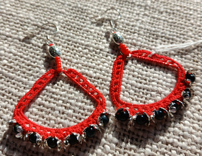 Boucles d'oreilles crochet coton rouge vermillon avec perles d'oeil de faucon et crochet argent 925