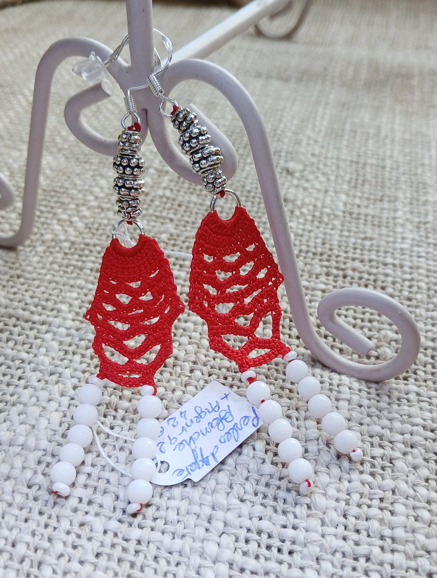 Boucles d'oreilles pendantes — Crochet rouge & agate blanche