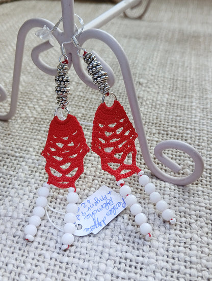 Boucles d'oreilles pendantes — Crochet rouge & agate blanche