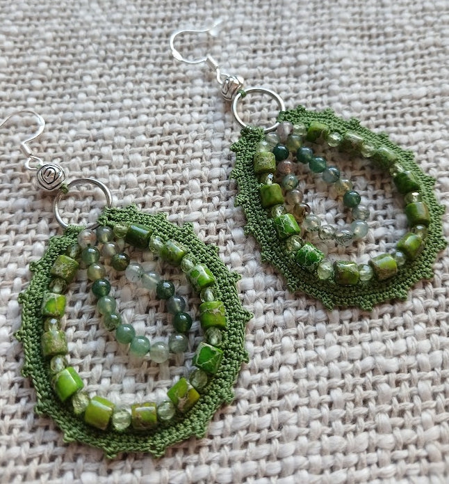 Créoles crochet vert péridot jaspe impérial agate indienne – vue sur tissu naturel