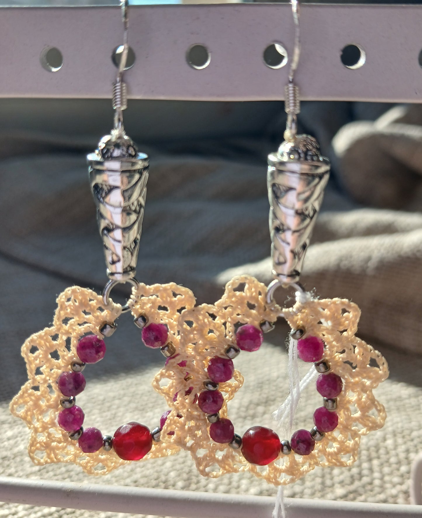 Boucles d'oreilles Crochet Beige Crème – Perles de Rubis Facettées & Argent 925