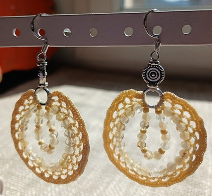 Boucles d'oreilles coton beige clair crocheté et perles de citrine facettées dorées, crochet argent 925