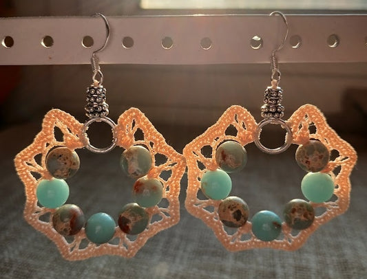 Boucles d'oreilles coton beige clair & perles de serpentine