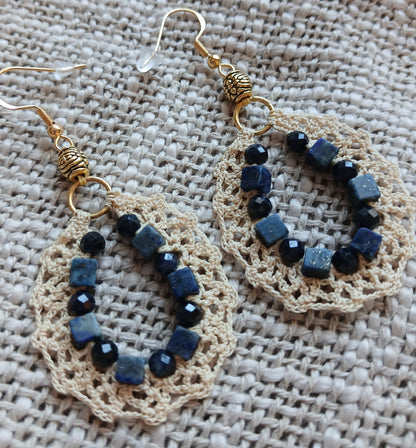 Boucles d'oreilles crochet coton beige avec perles carrées de Lapis Lazuli et perles de saphir bleu facettées, crochet argent 925 plaqué or