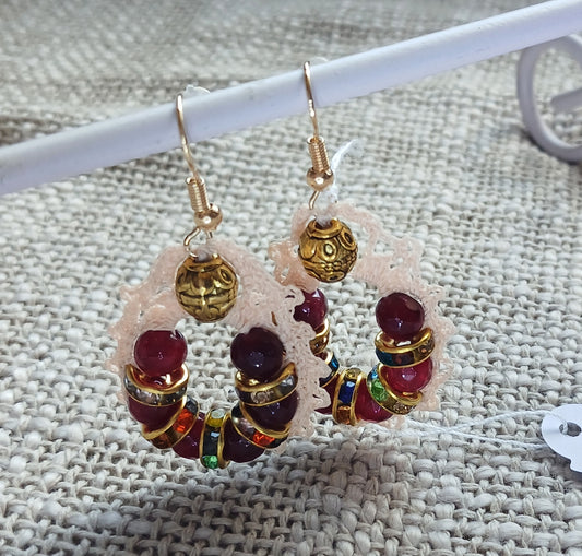 Boucles d'oreilles crochet coton beige — Rubis facettés & Strass colorés — Doré