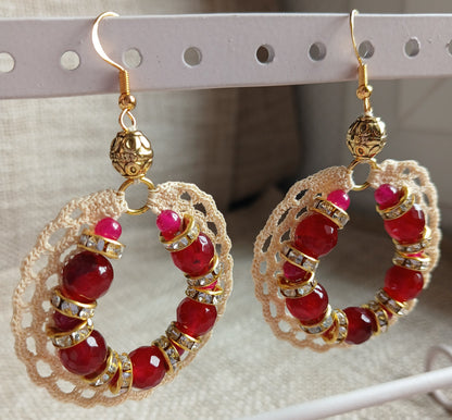 Boucles d'oreilles créoles au crochet en coton beige avec perles de rubis facettées, rubis ronds et rondelles de strass dorées, crochet argent plaqué or