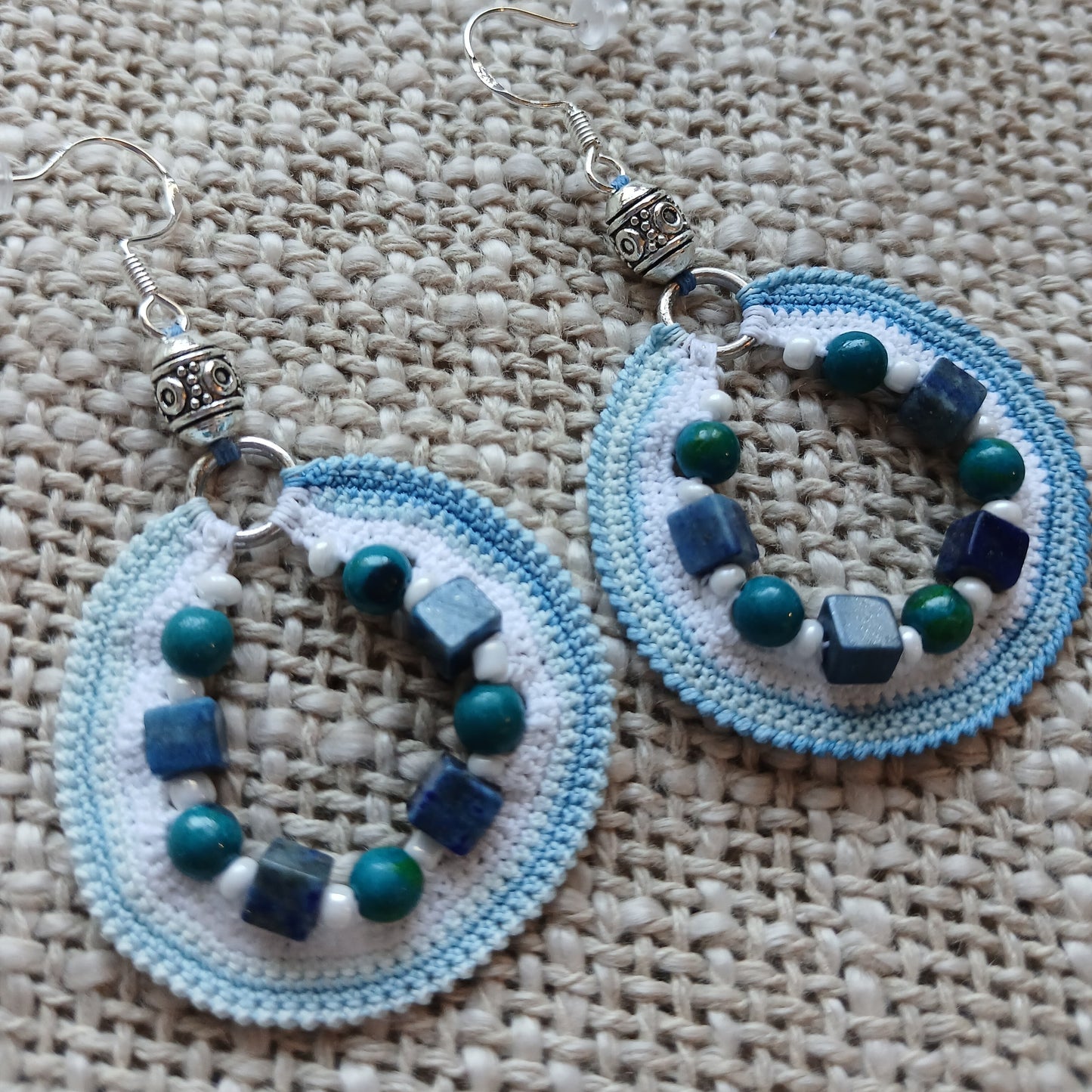 Boucles d'oreilles rondes au crochet bleu dégradé avec perles de Lapis Lazuli cubes et perles d'Azurite rondes, crochets argent 925