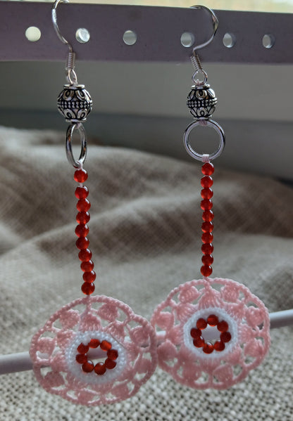 Boucles d'oreilles fleur au crochet – Coton blanc & rose pâle, perles de cornaline rouge