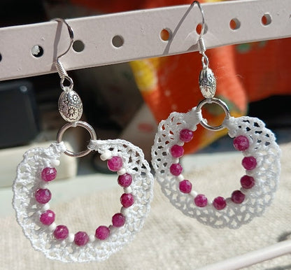 Boucles d'oreilles créoles en crochet coton blanc avec perles de rubis facettées rouge profond, perle ovale gravée argentée, crochet argent 925