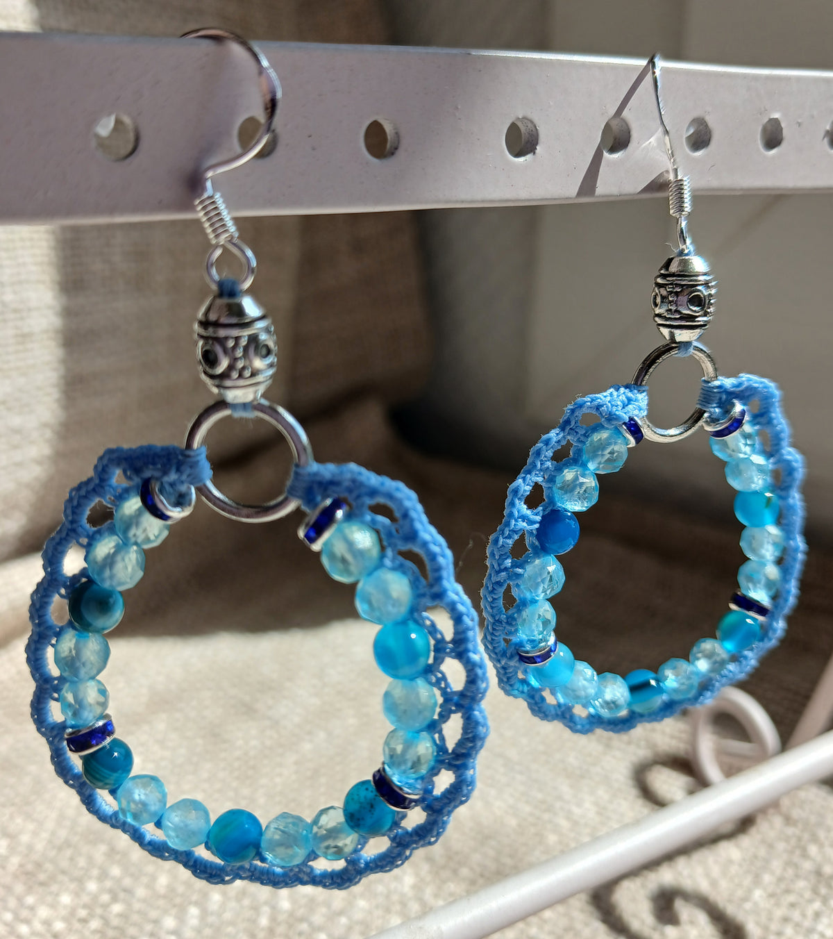 Boucles d'oreilles Topaze bleue & Agate enrubannée