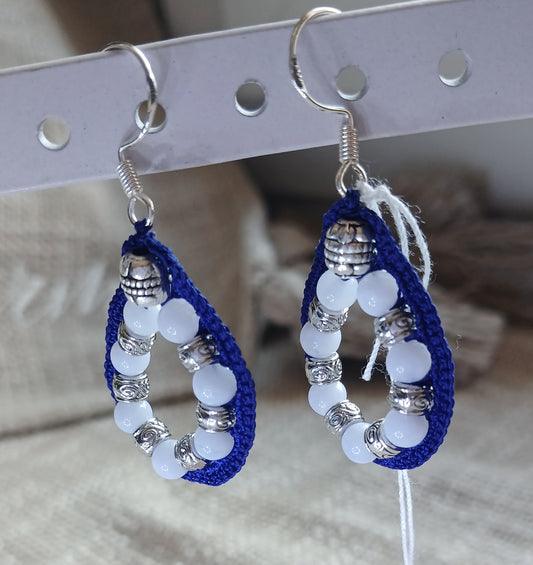 Boucles d'oreilles goutte — Crochet bleu marine, calcédoine & argenté tibétain
