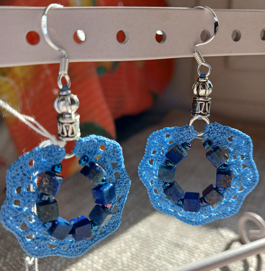 Boucles d'oreilles crochet coton bleu – Cubes de lapis lazuli & Argent 925