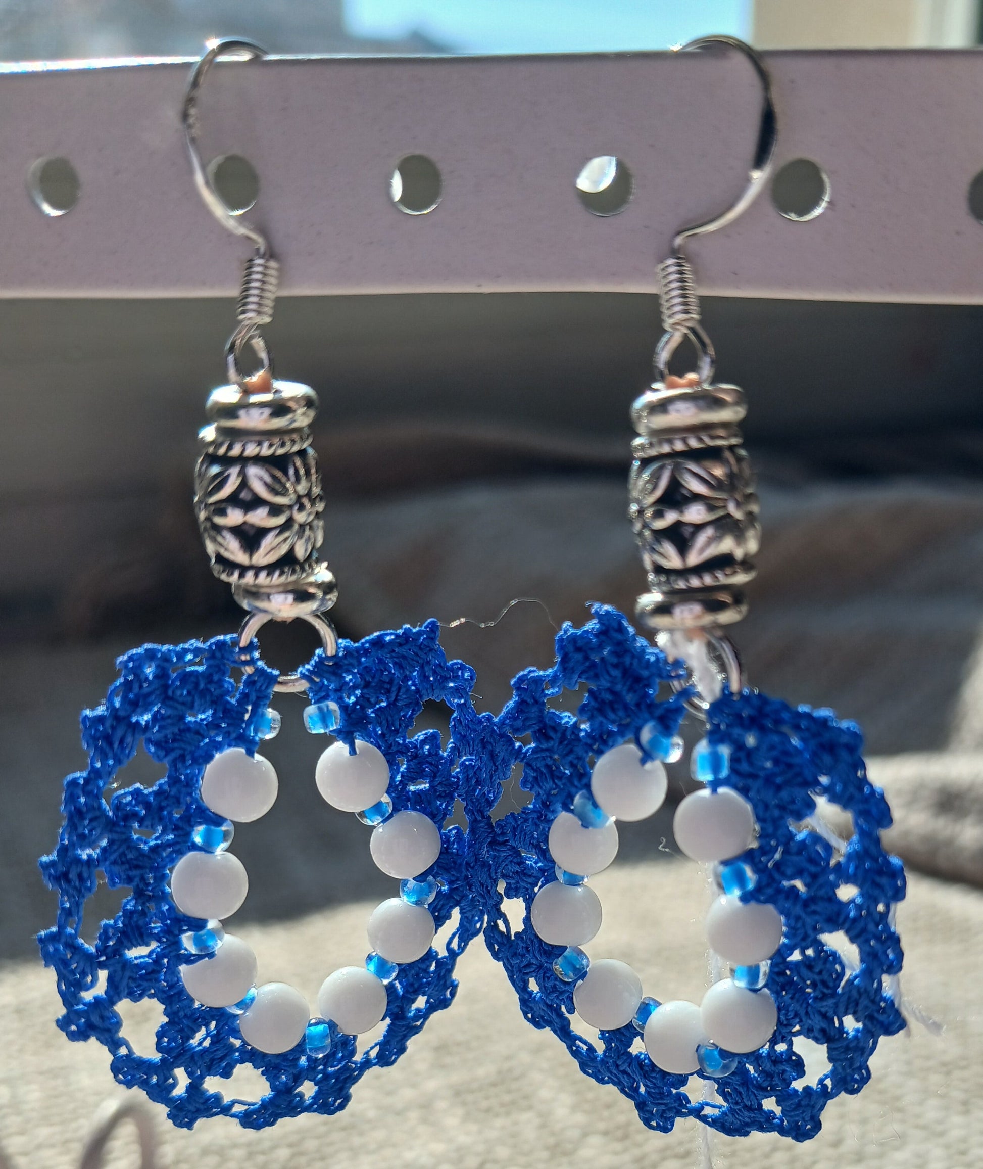 Boucles d'oreilles crochet coton bleu roi avec perles d'agate blanche et crochets argent 925
