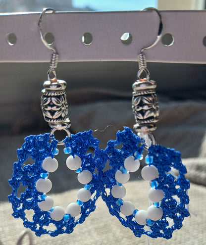 Boucles d'oreilles crochet coton bleu roi avec perles d'agate blanche et crochets argent 925
