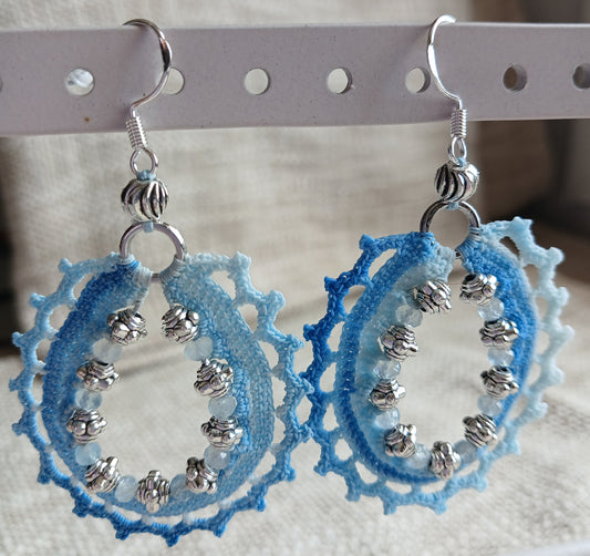 Boucles d'oreilles créoles au crochet – Coton dégradé bleu & perles d'aigue-marine facettées
