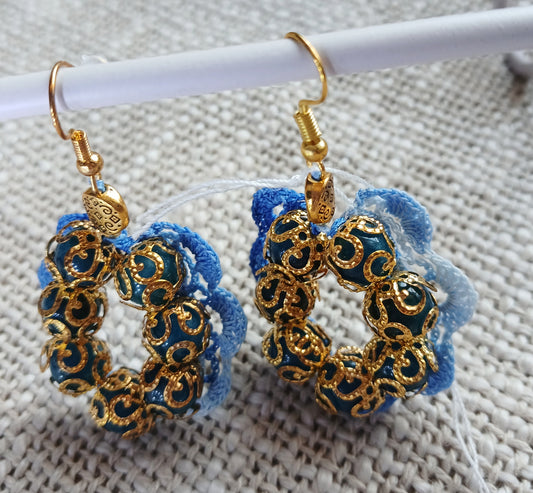 Boucles d'oreilles crochet coton dégradé bleu — Apatite — Coupelles dorées