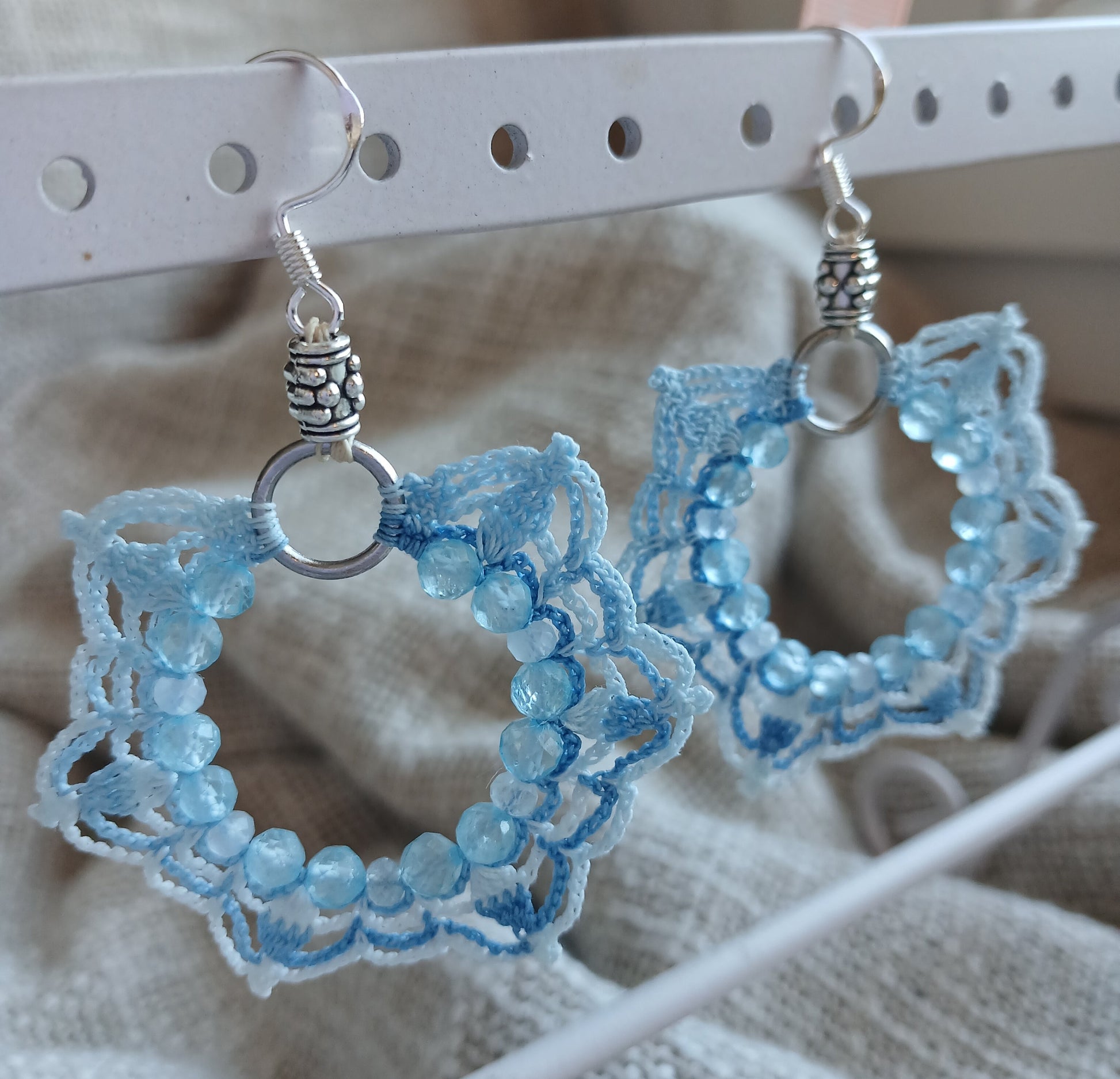 Boucles d'oreilles crochet dégradé de bleu avec perles facettées de topaze et aigue-marine, crochet argent 925 — Joelle créations uniques