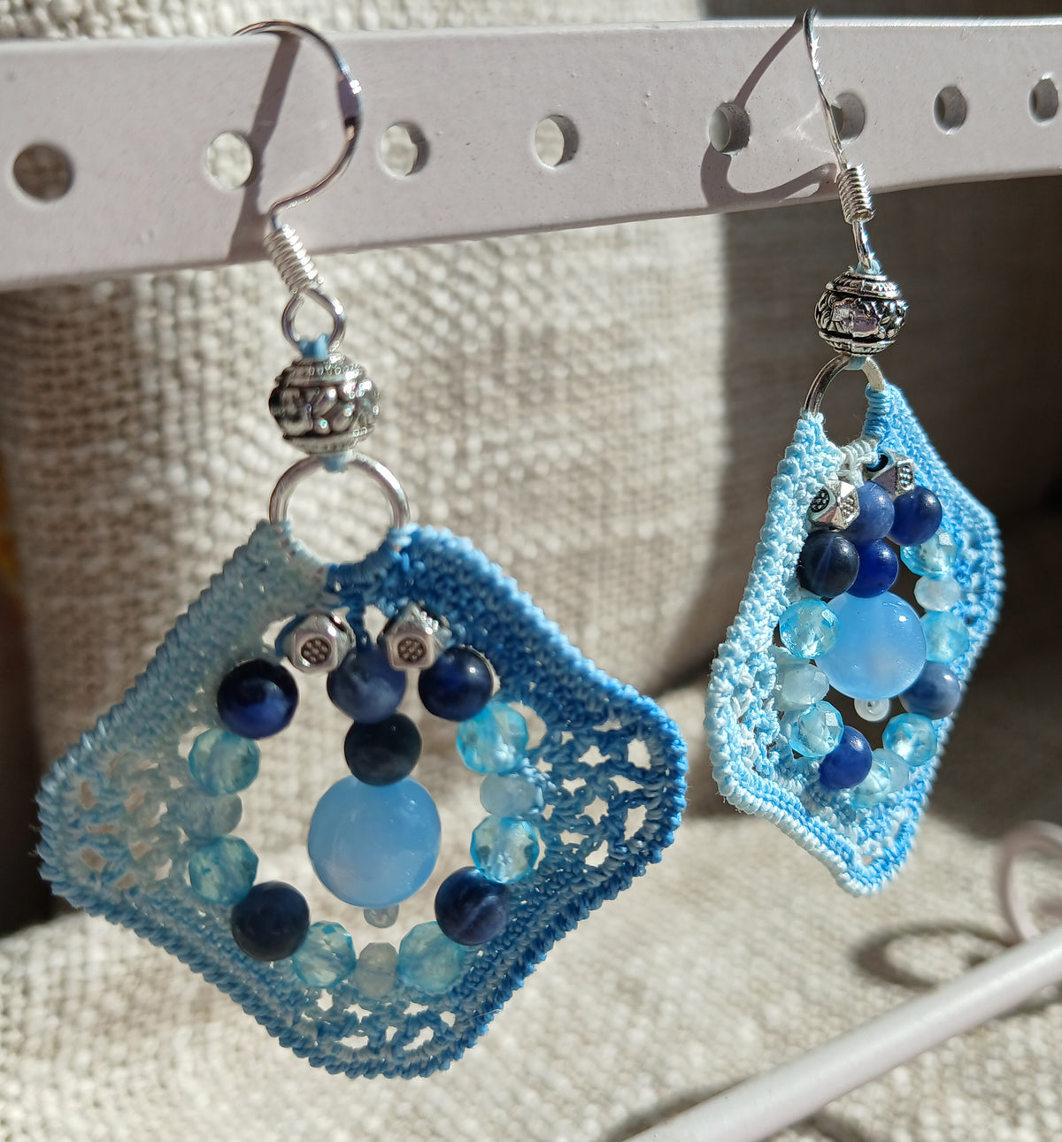 Boucles d'oreilles  Sodalite, Topaze bleue, Aigue-marine & Œil de tigre bleu