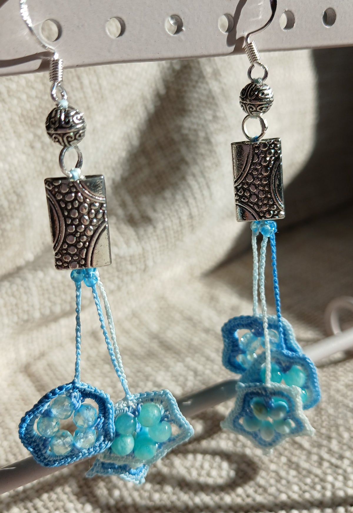 Boucles d’oreilles coton dégradé bleu, Amazonite, Turquoise & Topaze bleue