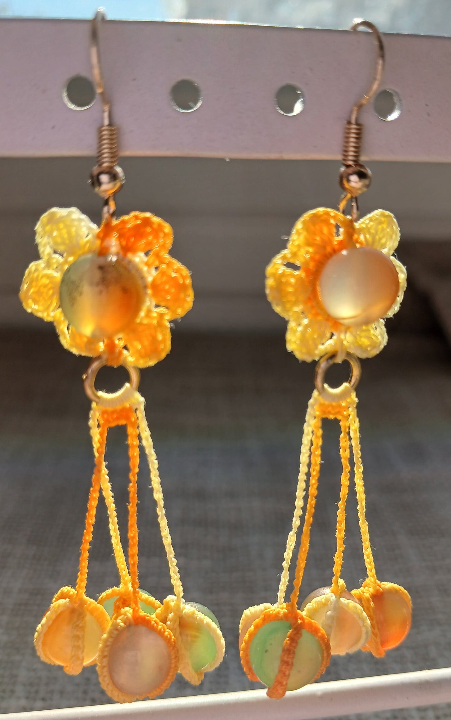 Boucles d'oreilles fleur au crochet coton dégradé jaune avec perles d'agate paon et 4 pendeloques