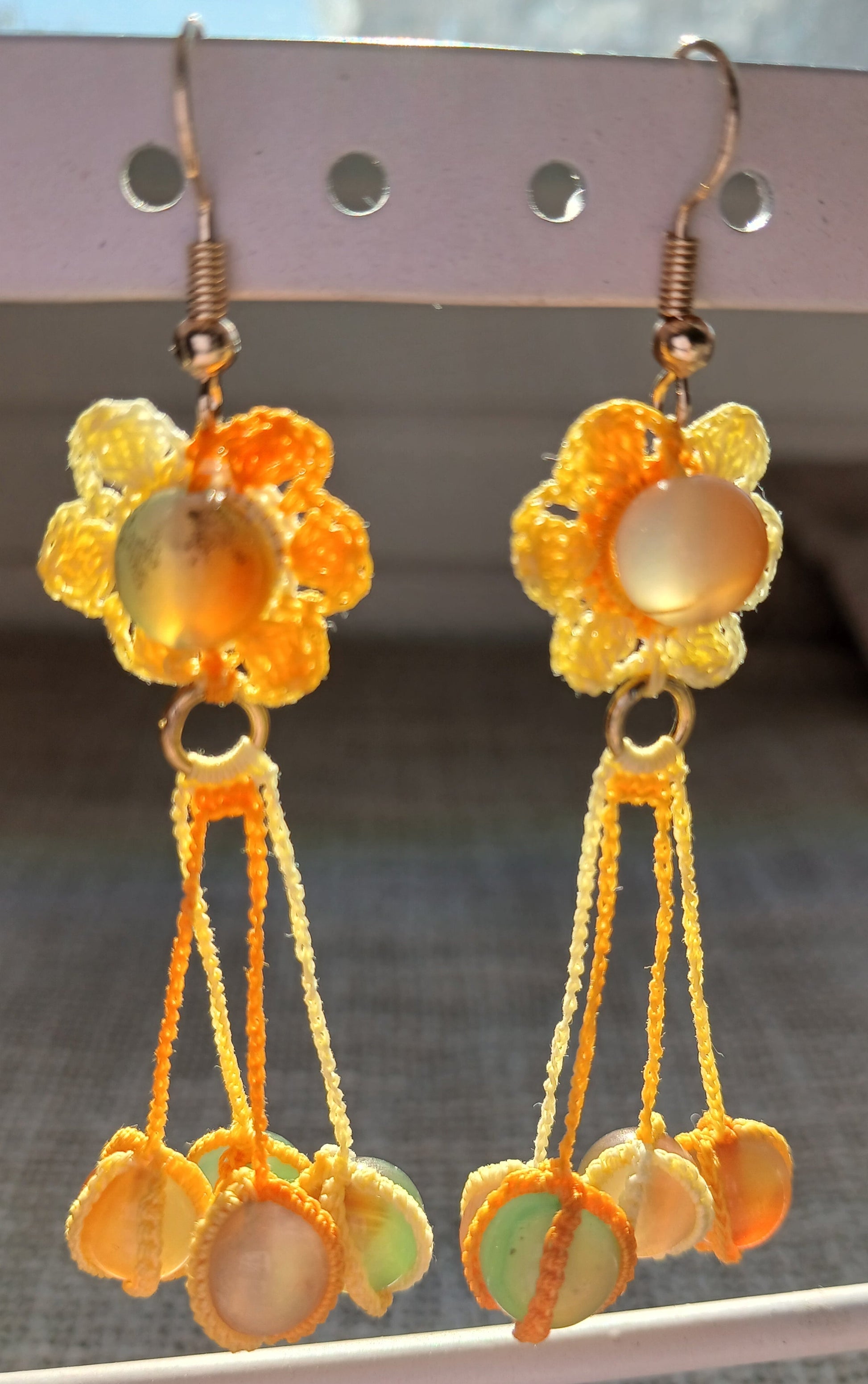 Boucles d'oreilles fleur au crochet coton dégradé jaune avec perles d'agate paon et 4 pendeloques