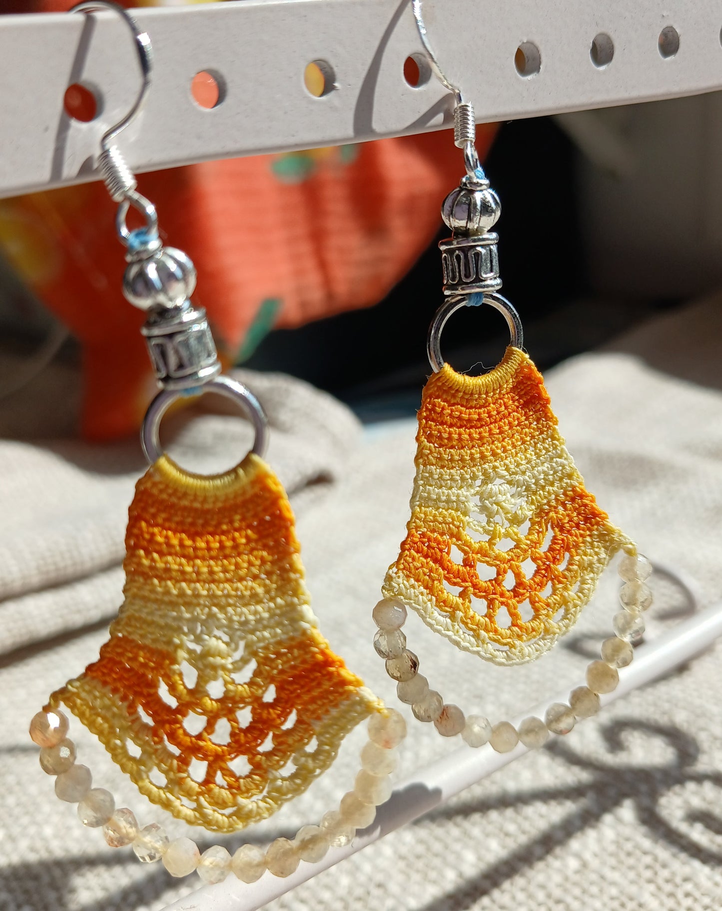 Boucles d'oreilles éventail au crochet en coton dégradé jaune et orange, ornées de perles de citrine facettées nacrées, suspendues à des crochets en argent 925 avec perle métallique ciselée