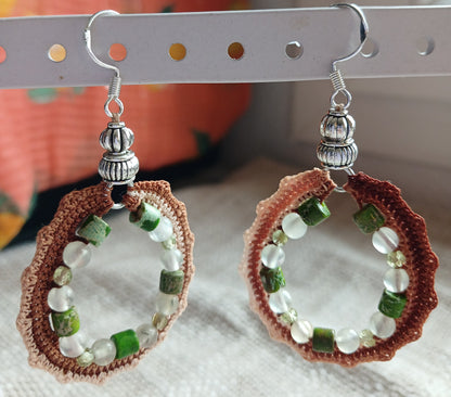 Boucles d'oreilles crochet coton dégradé marron et beige, perles de Jaspe impérial chauffé, Péridot facetté et Préhnite, crochet argent sterling
