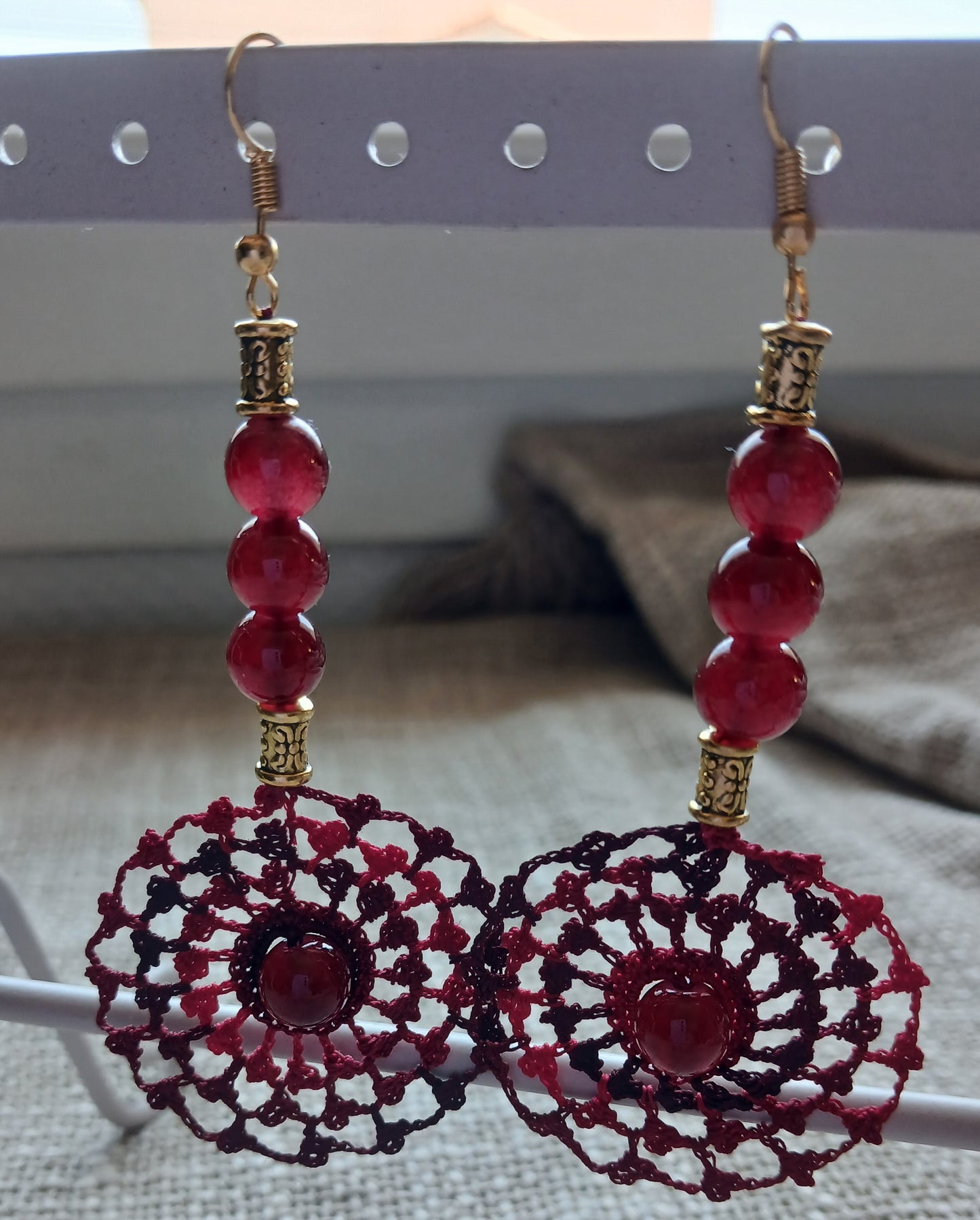 Boucles d'oreilles crochet coton rouge & noir – Perles de grenat naturel