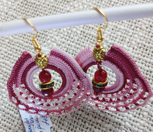 Boucles d'oreilles éventail — Crochet rose dégradé, rubis & strass doré