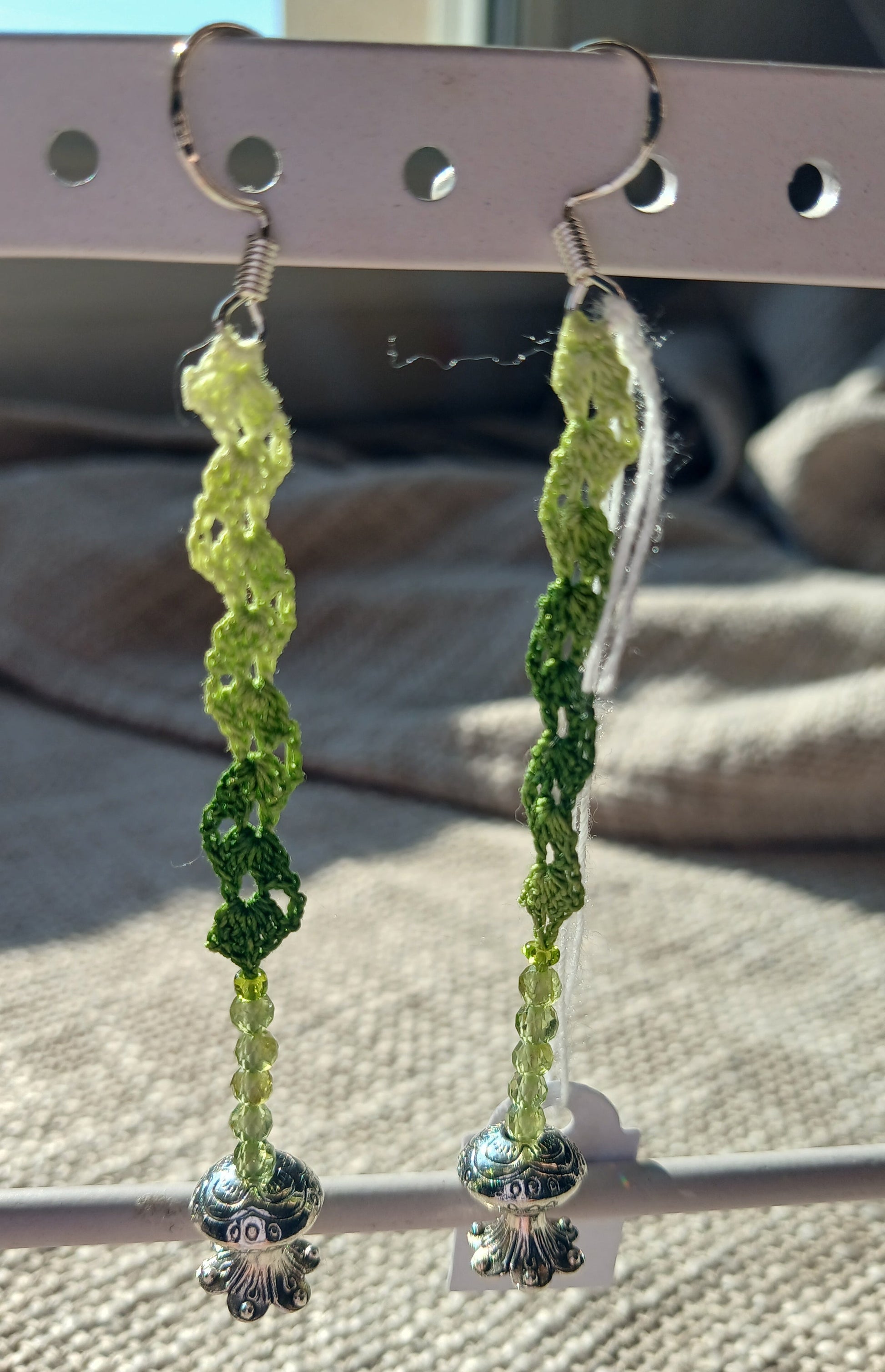 Boucles d'oreilles pendantes crochet coton dégradé vert avec perles de péridot naturel et crochets argent 925