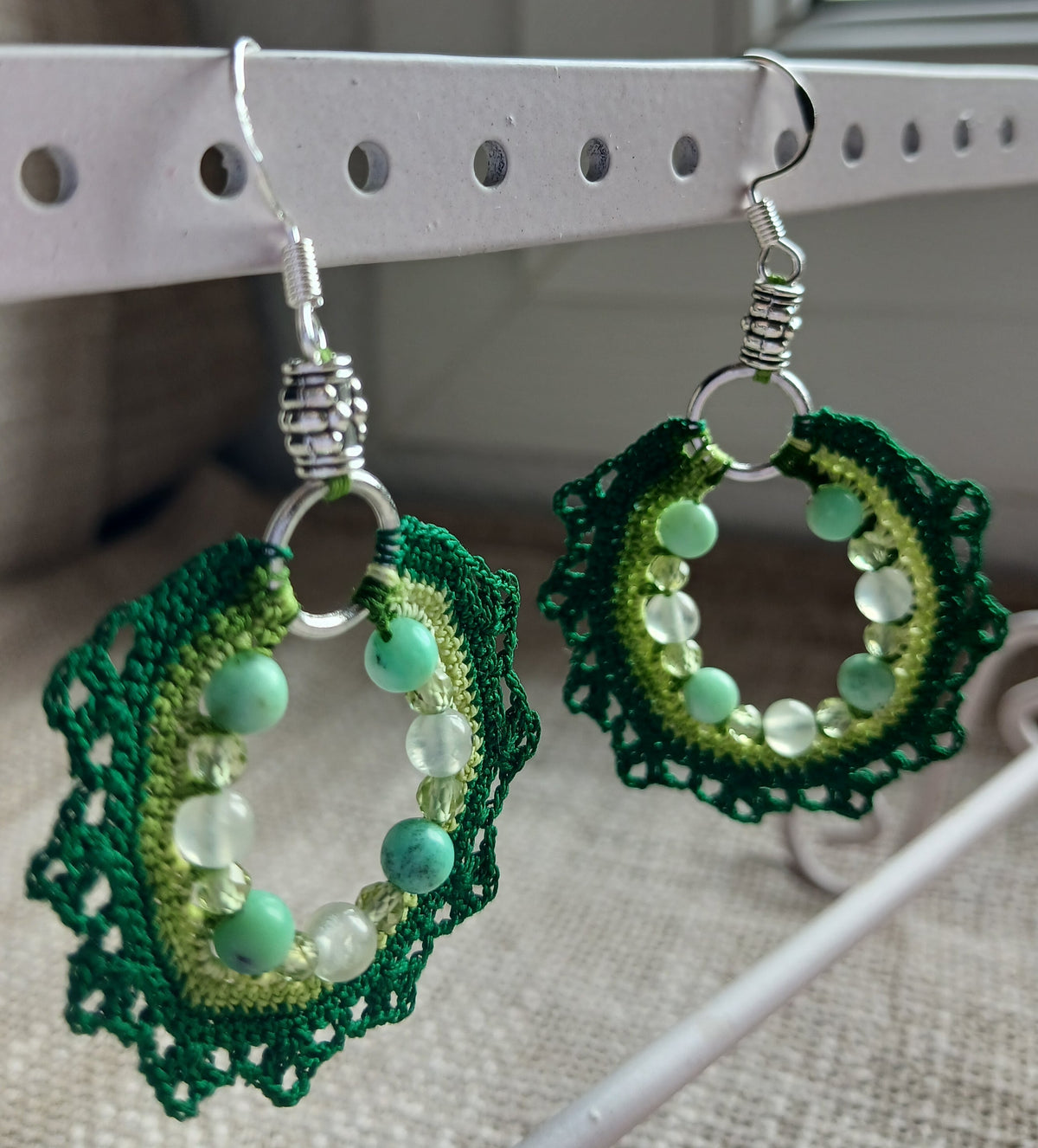 Boucles d'oreilles créoles au crochet en coton dégradé vert avec perles de chrysoprase, préhnite et péridot facetté, crochets argent 925