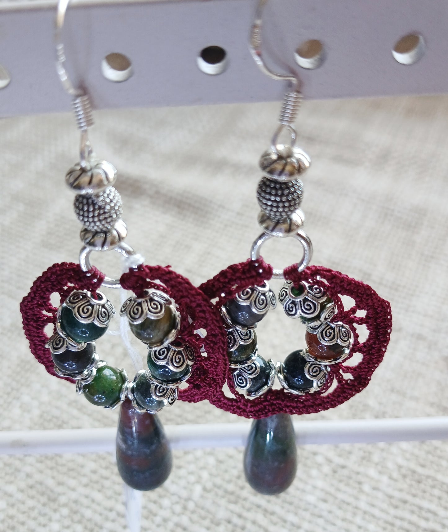 Boucles d'oreilles pendantes — Médaillon bordeaux, agate mousse & goutte agate indienne