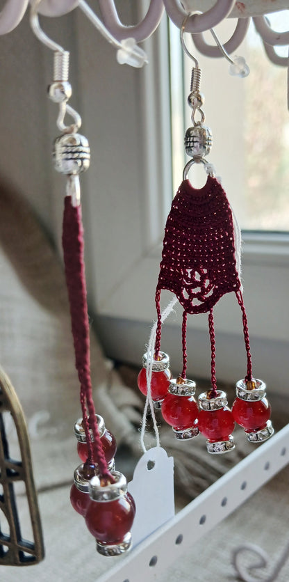 Boucles d'oreilles pendantes — Crochet grenat, perles de grenat & strass
