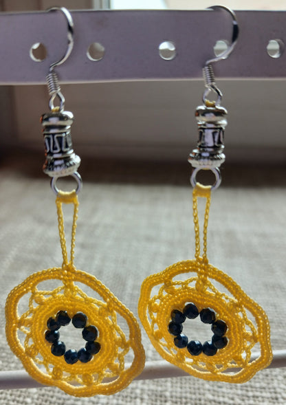 Boucles d'oreilles pendantes coton jaune crocheté avec perles de saphir facettées et crochet argent 925