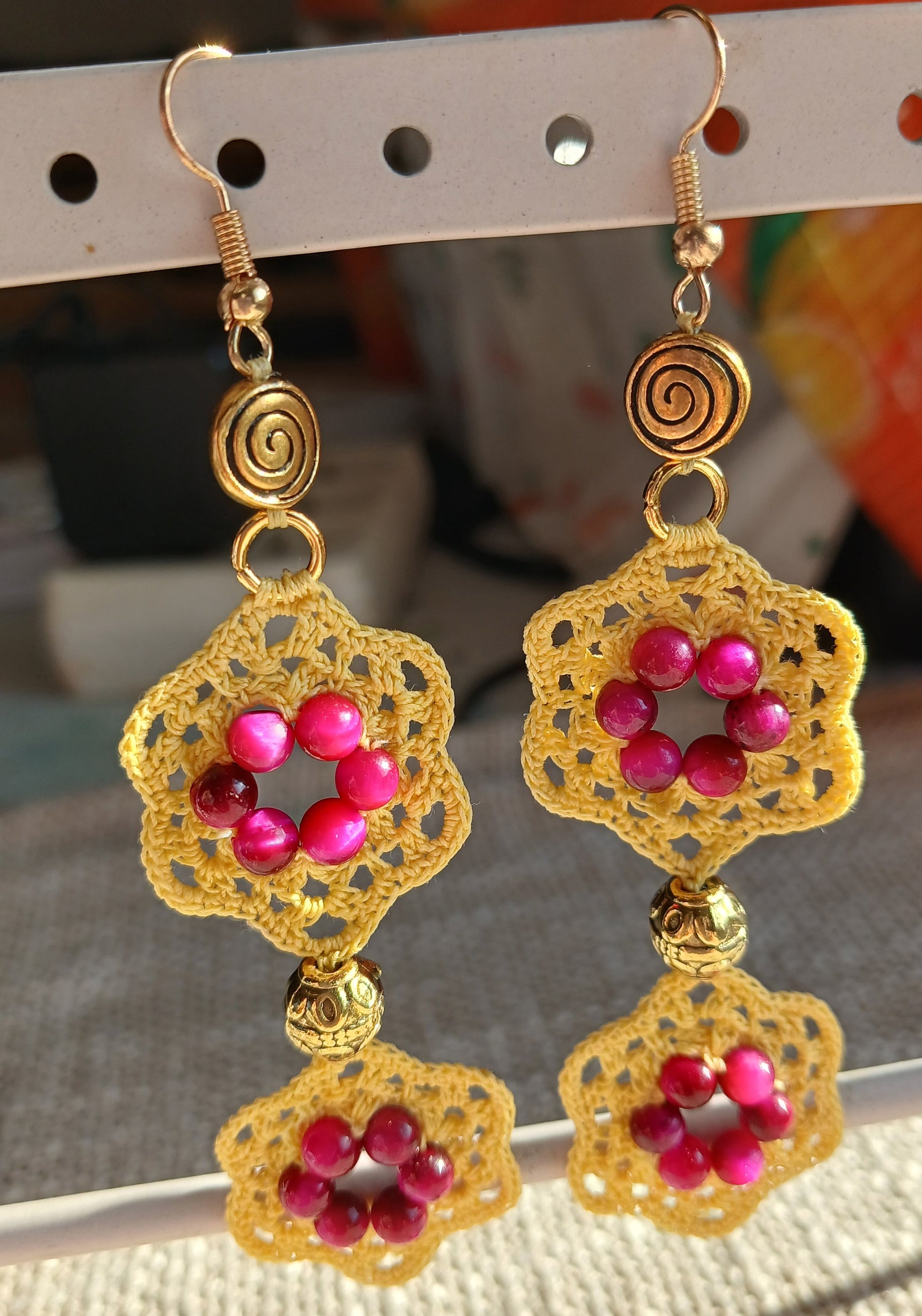 Boucles d'oreilles au crochet jaune avec perles d'œil de tigre rouge et finitions dorées