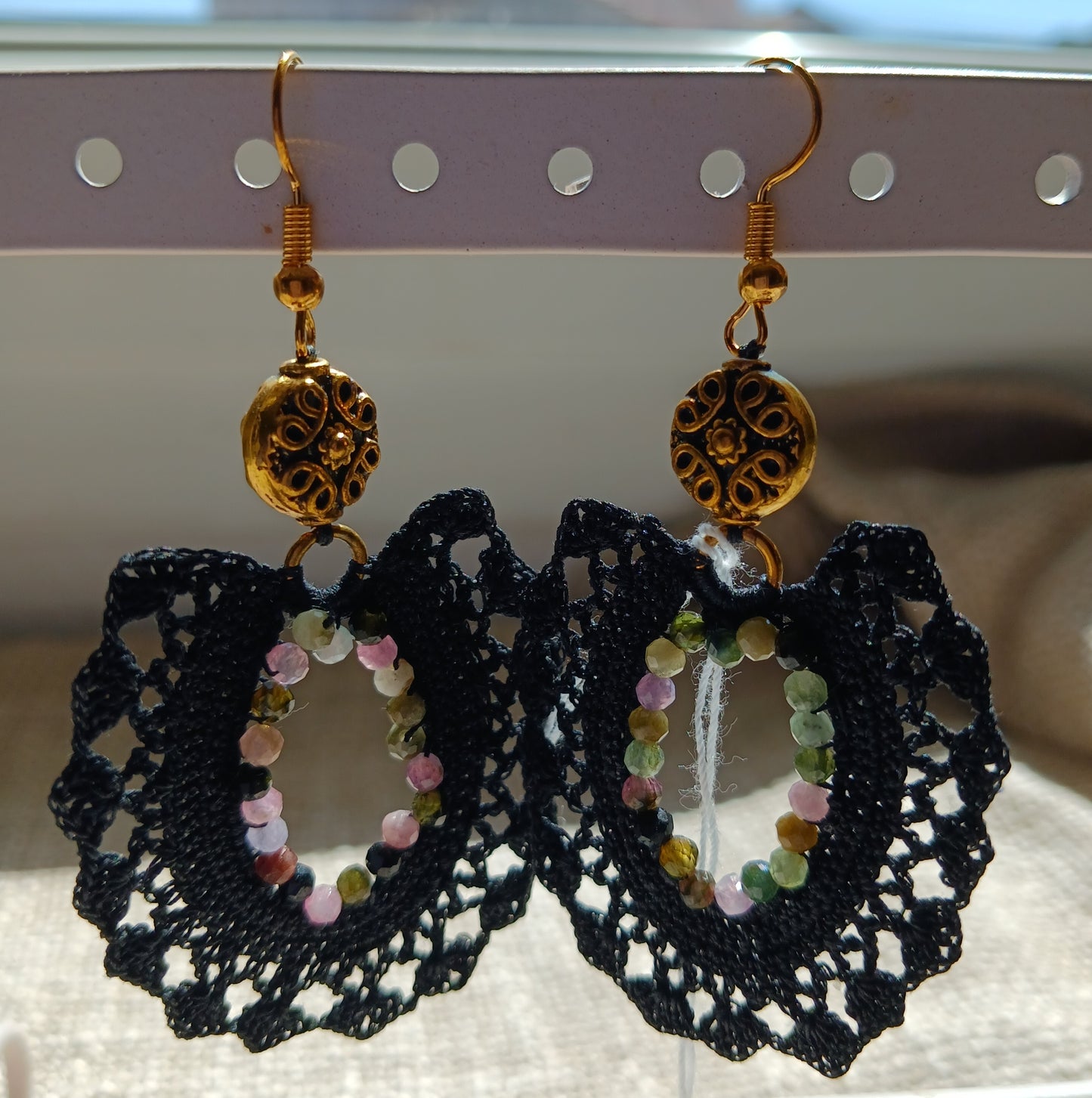 Boucles d'oreilles crochet coton noir — Tourmaline rose — Doré