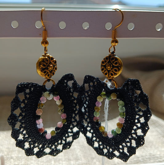 Boucles d'oreilles crochet coton noir — Tourmaline rose — Doré