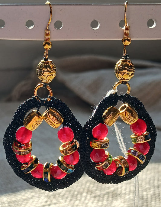 Boucles d'oreilles crochet coton noir — Rubis facettés & Strass colorés — Doré