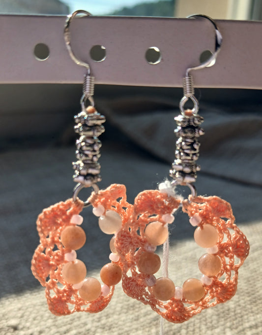 Boucles d'oreilles crochet coton orangé — Pierre de lune rose — Argent 925