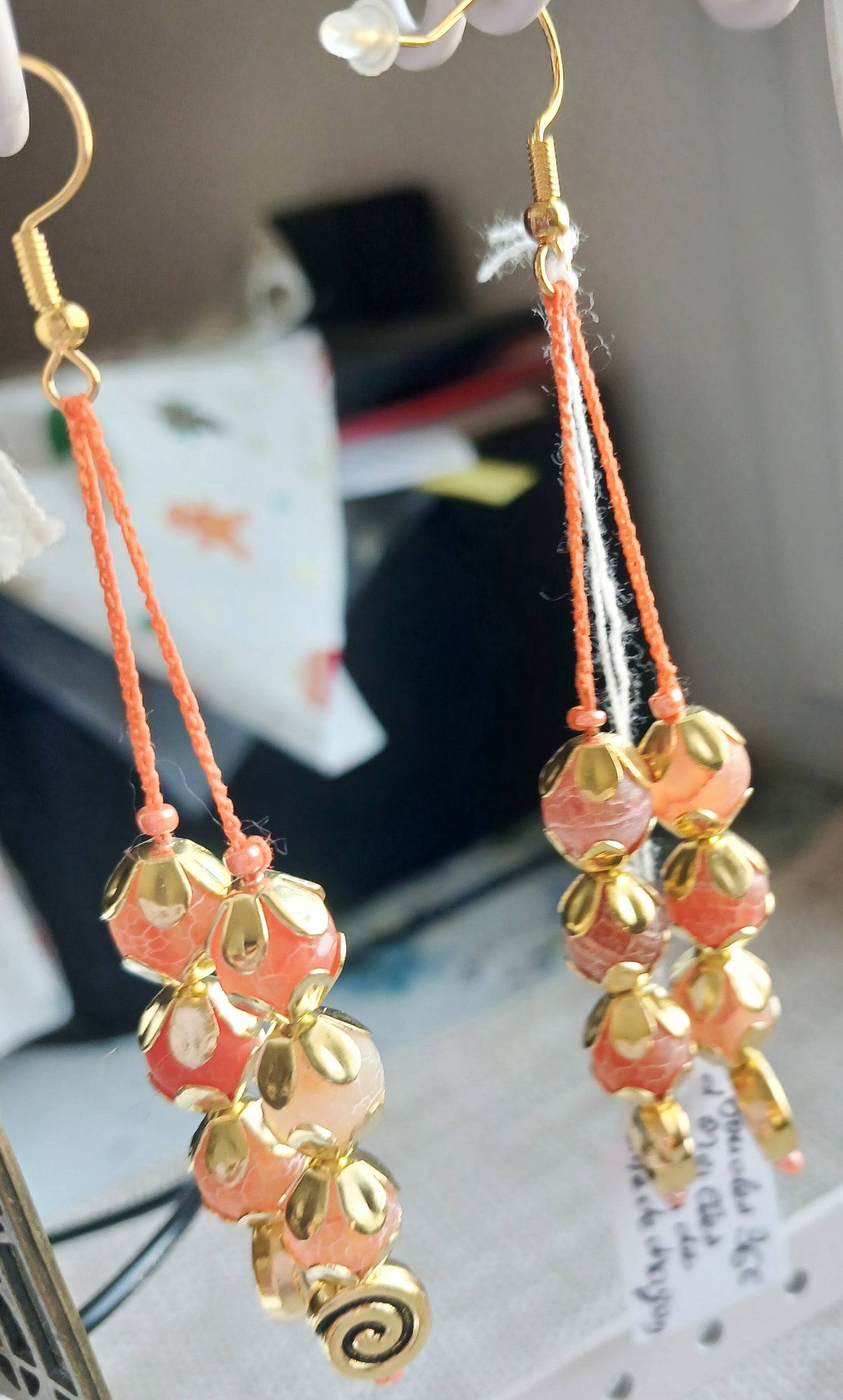 Boucles d'oreilles pendantes — Coton corail & perles veines de dragon dorées