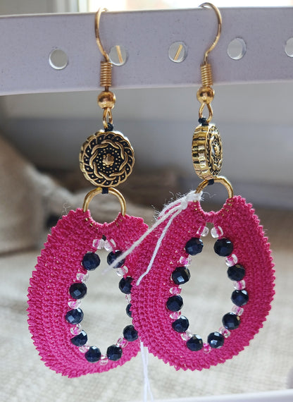 Boucles d'oreilles médaillon — Crochet rose fuchsia, saphir & doré ciselé