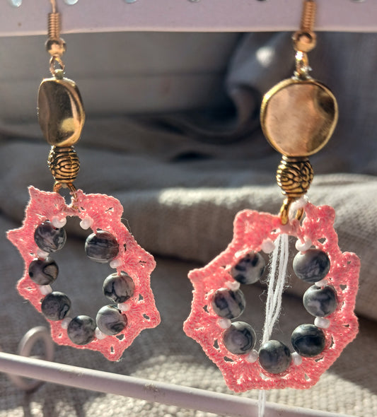 Boucles d'oreilles Crochet Rose Foncé – Perles de Jaspe Picasso