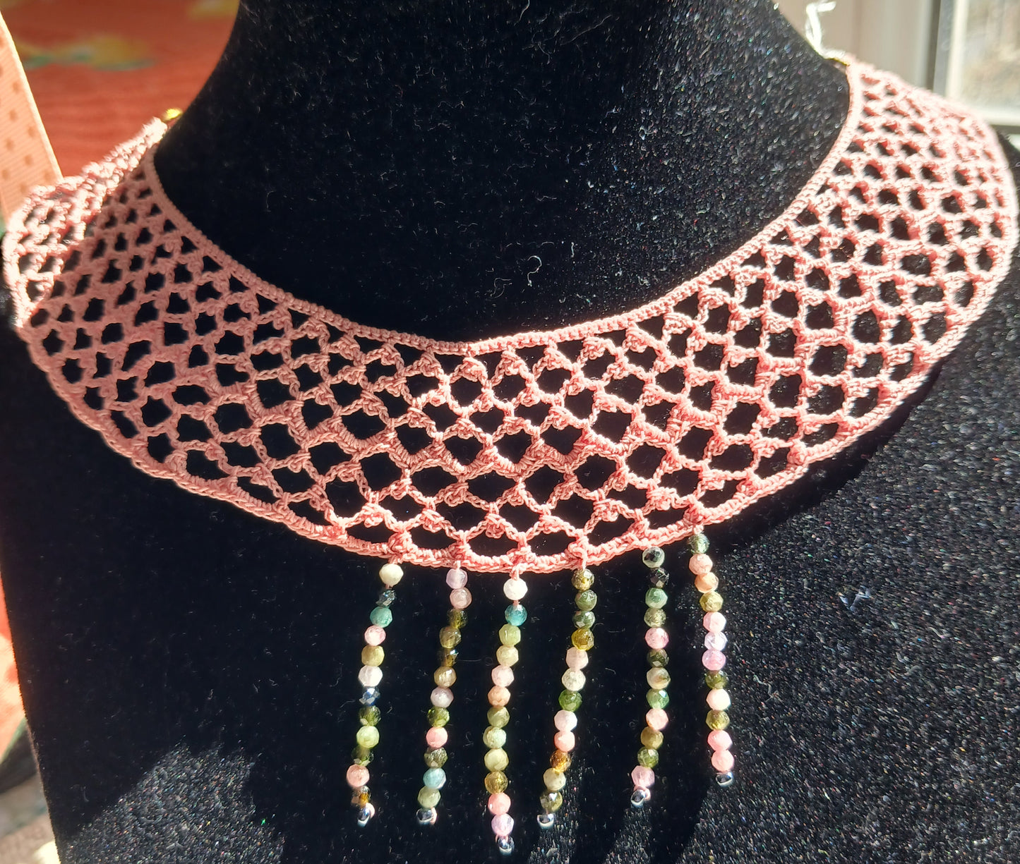 Collier ras de cou crochet coton rose – Tourmaline multicolore